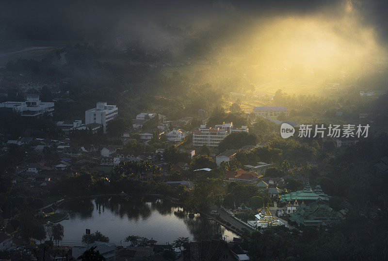 鸟瞰图的Wat Jong Kham和Mae Hong Son城市，泰国。